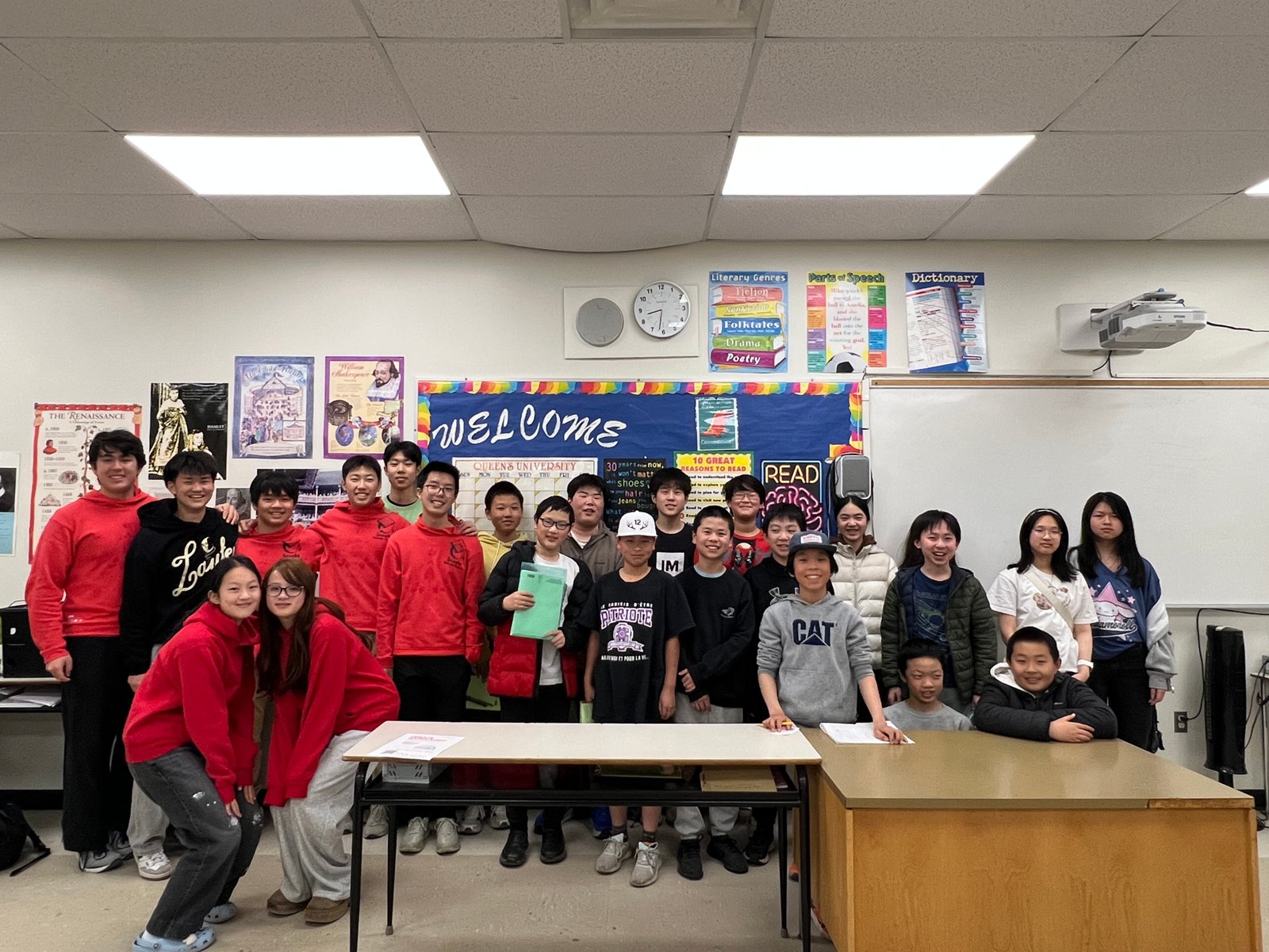 Large Scuola group photo in a classroom.